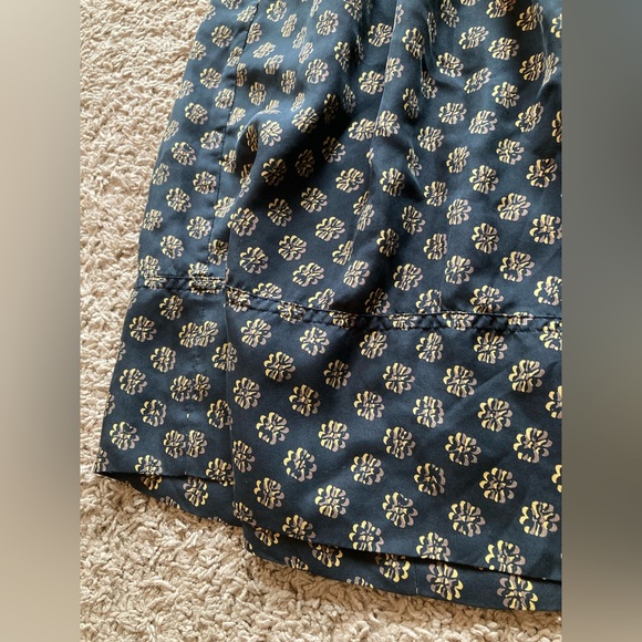 DKNY 100% Silk Floral Skirt. Size 10. - Picture 8 of 9